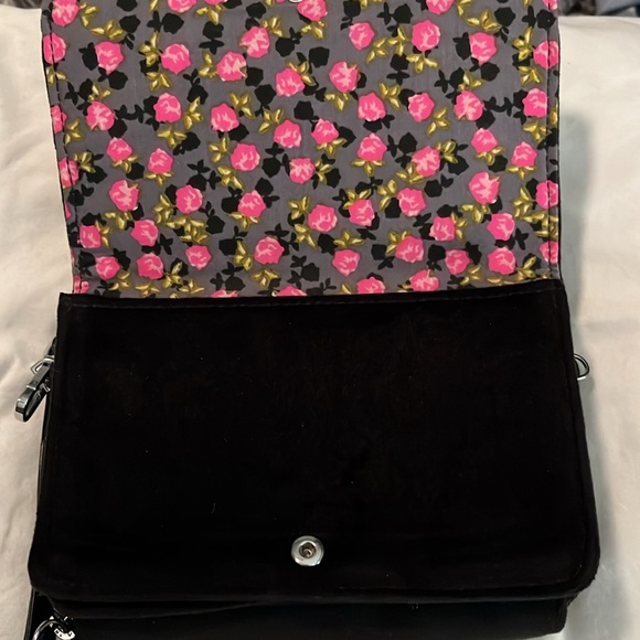 VERA BRADLEY WALLET * I do not have the crossbody strap* wallet only - Picture 2 of 6